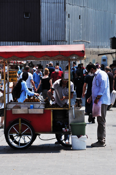 Ένα κιόσκι με ρόδες στην Κωνσταντινούπολη. Πώληση τηγανισμένου καλαμποκιού και κάστανων. 08 Ιουλίου 2021, Κωνσταντινούπολη, Τουρκία. - Φωτογραφία, εικόνα