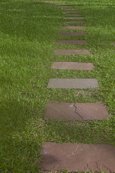 Losas de granito suave marrón para caminos de jardín - Foto, imagen