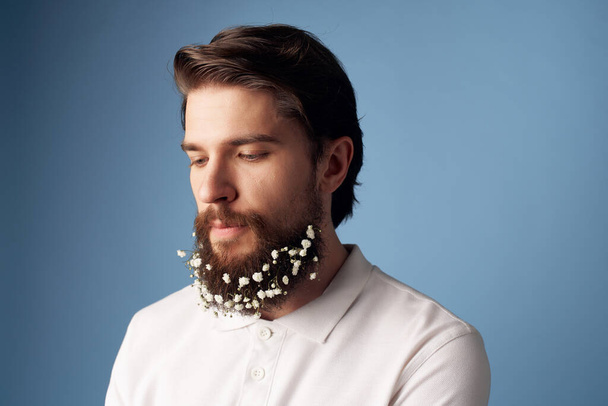 hombre emocional en camisa blanca flores en la decoración de la barba vista recortada - Foto, Imagen