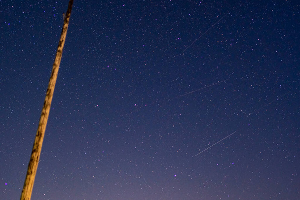 Trois météores perséides filent dans le ciel nocturne - Photo, image