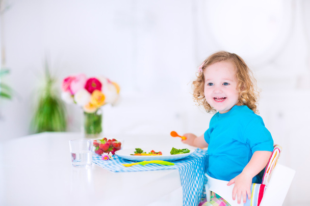 Pikkutyttö syö salaattia lounaaksi
 - Valokuva, kuva