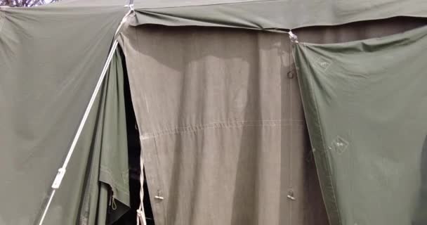 A szél fúj a katonai zöld sátorra. - Felvétel, videó