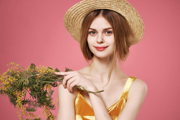 vrouw met een boeket bloemen in een hoed make-up romantiek zomer glamour - Foto, afbeelding