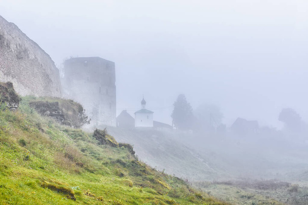 the city of Izborsk, Pskov region. Russia.  September 29, 2019. A foggy autumn morning in the ancient city of Izborsk. - Foto, Imagen
