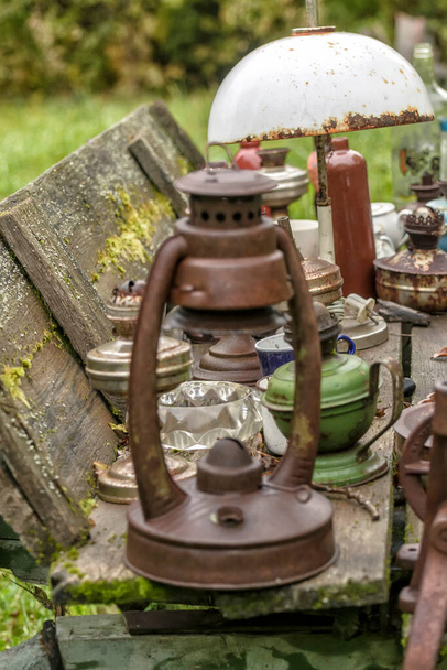 Una vieja lámpara de queroseno, fuera de uso. Antiguo dispositivo de iluminación
.   - Foto, Imagen