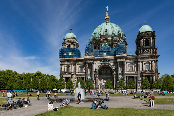 A német főváros, Berlin egyik nevezetessége a berlini székesegyház, amely a Lustgartenből látható. - Fotó, kép