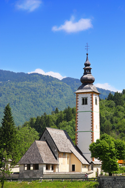 Iglesia de San Juan Bautista cerca del lago Bohinj, Eslovenia
 - Foto, imagen