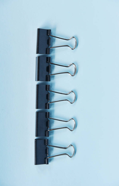 Büroklammern aus Metall in Sonderanordnung isoliert auf farbigem Hintergrund - Foto, Bild
