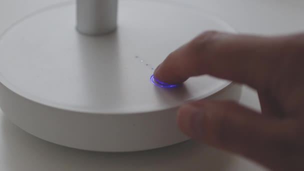開始ボタンを押すと、起動するには、白の近代的な電動ファンの指のボタンにインジケータ青の光をオンとオフにします。ファンをオンにする - 映像、動画