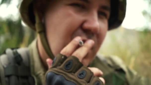 soldat en camouflage fumant une cigarette - Séquence, vidéo