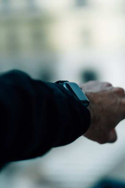 A man hand wearing a smart watch - Foto, afbeelding