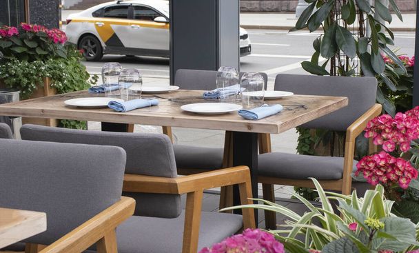 mesa en un café al aire libre en la ciudad - Foto, Imagen