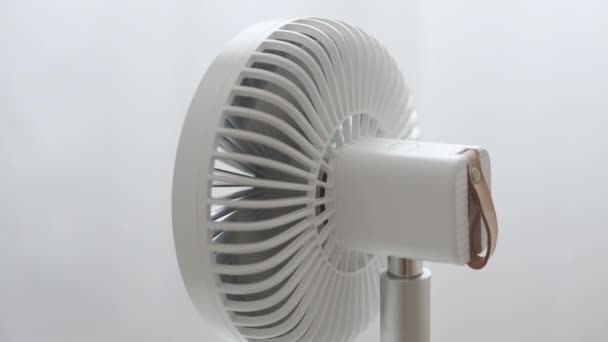 Zavřít bílou desktop elektrický ventilátor na světle bílém pozadí. Zadní pohled - Záběry, video