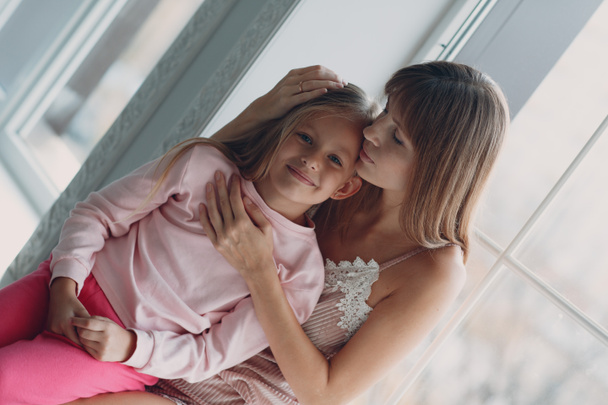 Mother and little daughter child girl at home. - Foto, Bild