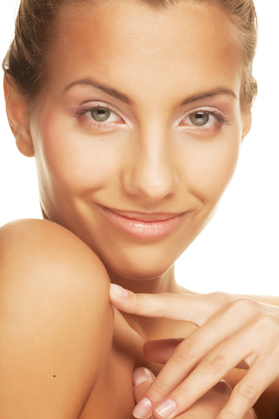 junge lächelnde Frau mit gesunder Haut - Foto, Bild