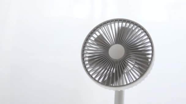 Close-up Weißmetall-Ventilator mit Blades Schalter funktioniert an einem heißen Sommertag. - Filmmaterial, Video