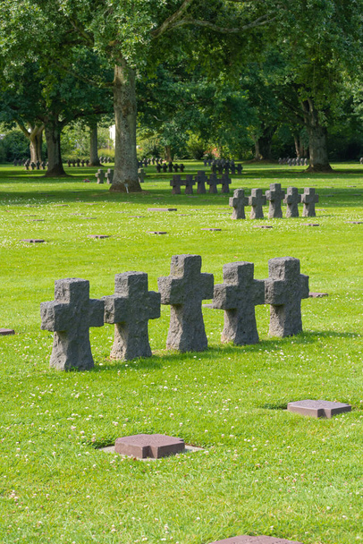 La Cambe, Frankreich - 08 03 2021: Deutscher Soldatenfriedhof in der Normandie und Denkmal und die schwarzen Kreuze - Foto, Bild