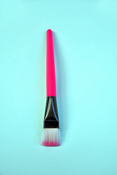 Pennello viso in colore rosa isolato su sfondo colore - Foto, immagini