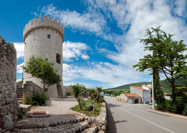 Vista panorámica de la torre de Cres en Croacia
 - Foto, Imagen