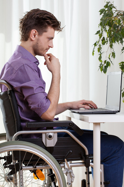 Disabled man using a laptop  - Foto, imagen