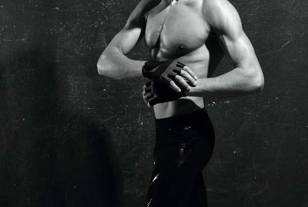 deportivo hombre inflado torso posando negro y blanco foto fitness - Foto, imagen
