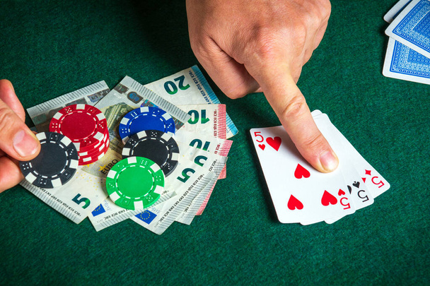 Successo nel vincere sul tavolo in un poker club con una combinazione di carte tre di un tipo o set - Foto, immagini