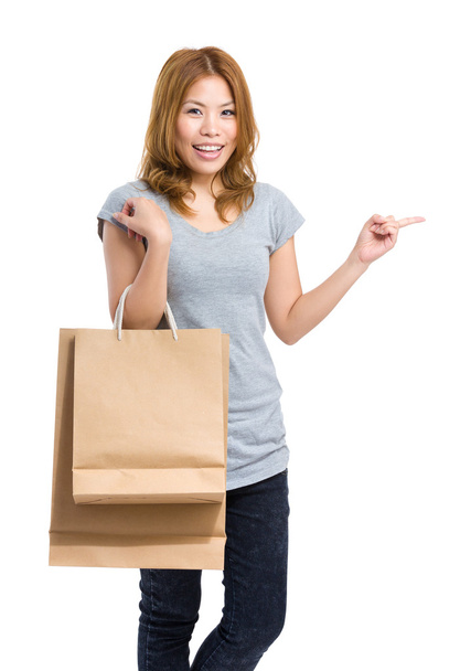 Femme avec sac en papier et doigt pointent
 - Photo, image