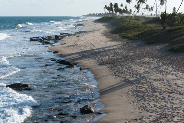 Piękna plaża w Camacari wybrzeża Bahia. Silny słoneczny dzień zapraszając do pływania. - Zdjęcie, obraz
