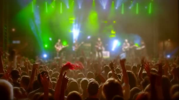 Tłum ludzi, taniec na koncercie rock 'n roll - Materiał filmowy, wideo