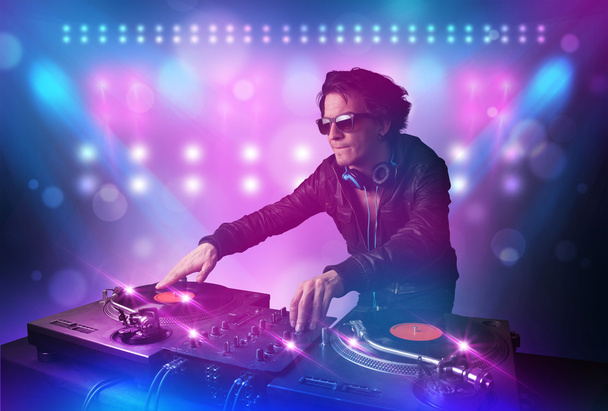 DJ karıştırma müzik turntable üzerinde sahne ışıkları ve  - Fotoğraf, Görsel