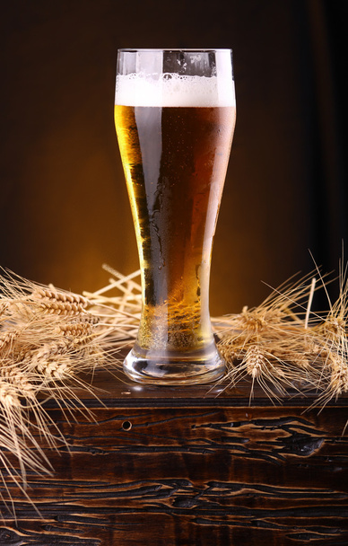 Стакан пива на сундуке
 - Фото, изображение