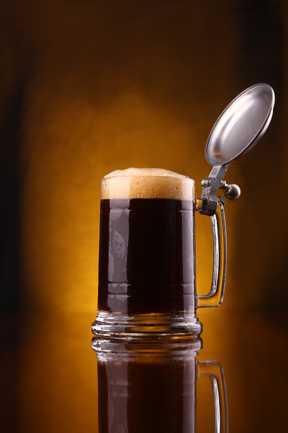 Cerveja derramando em caneca
 - Foto, Imagem