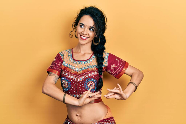 Mulher indiana jovem vestindo traje de dançarina de barriga tradicional. Dançando dança oriental exótica com corpo e mãos - Foto, Imagem