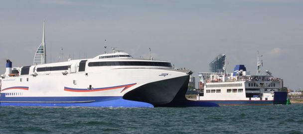Gran ferry de gato rápido saliendo del puerto de Portsmouth
 - Foto, Imagen