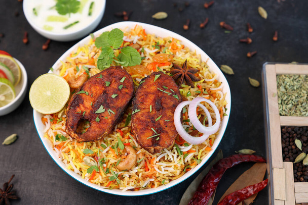 Peixe biryani, picante e delicioso Malabar biryani ou Hyderabadi biryani, Dum Biriyani, pulao Kerala Índia Sri Lanka. arroz basmati, ervas, raitha para Ramadan Kareem, Eid - Foto, Imagem