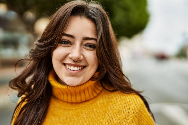 Mladá krásná brunetka žena na sobě rolák svetr s úsměvem šťastný venku - Fotografie, Obrázek
