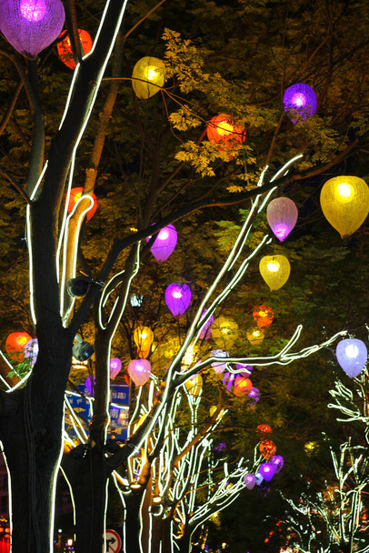  Красиво освещенные деревья в вечернее время в новом современном квартале XI 'an. Китай. - Фото, изображение