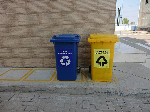 2 Papeleras reciclables y no reciclables - Foto, imagen