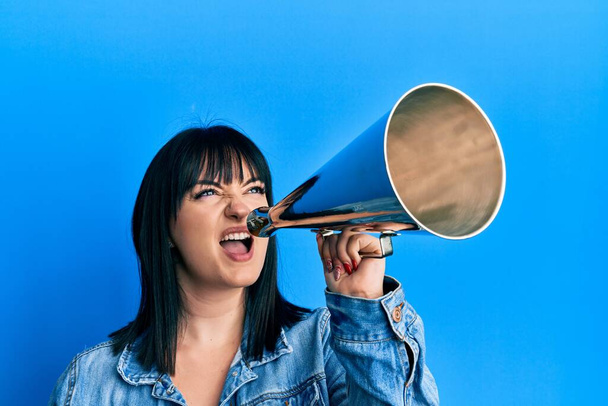 Молодая женщина плюс размер кричать с помощью мегафона - Фото, изображение