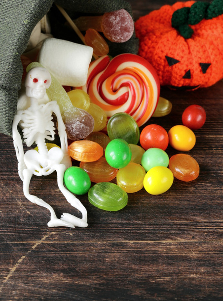 Sac avec bonbons et bonbons régal traditionnel sur Halloween
 - Photo, image