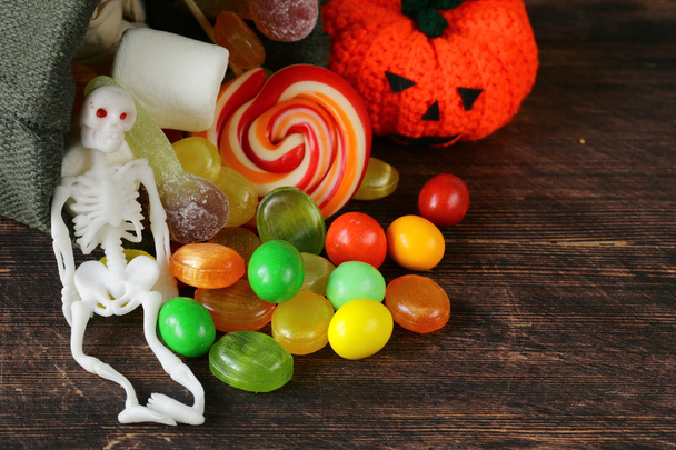Saco com doces e doces deleite tradicional no Halloween
 - Foto, Imagem