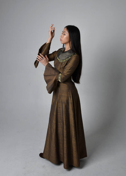 Portrait pleine longueur de belle jeune femme asiatique aux cheveux longs portant costume robe fantaisie médiévale. Gracieux debout posant isolé sur fond de studio. - Photo, image