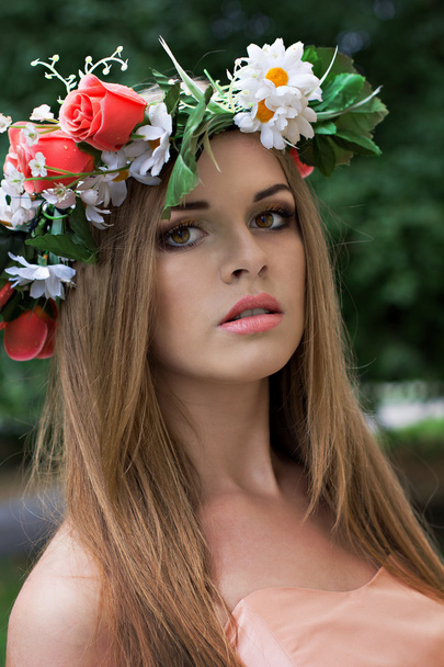 beautiful young woman with a wreath of flowers on her head - Foto, Imagen
