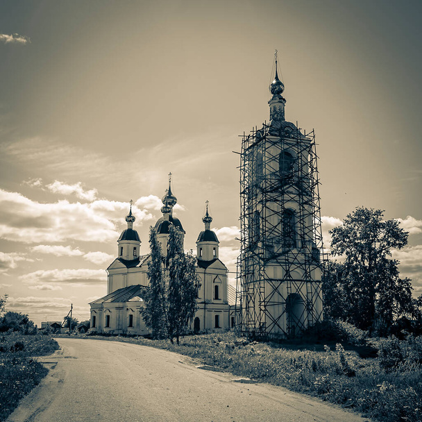 Landschaft Orthodoxe Kirche, eine Kirche im Dorf Pruzhinino, Region Kostroma, Russland, erbaut 1804. - Foto, Bild