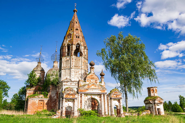 egy régi, elhagyatott ortodox templom, Osztrov falu, Kosztroma tartomány, Oroszország. Az építkezés éve 1782. Jelenleg a templom elhagyatott.. - Fotó, kép