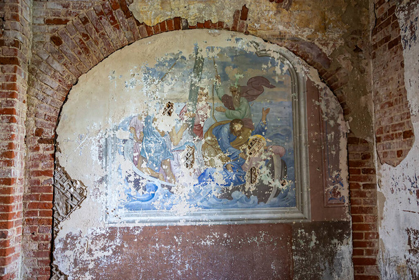 falfestmény egy elhagyatott templomban, Osztrov faluban, Kosztroma tartományban, Oroszországban. Az építkezés éve 1782. Jelenleg a templom elhagyatott.. - Fotó, kép