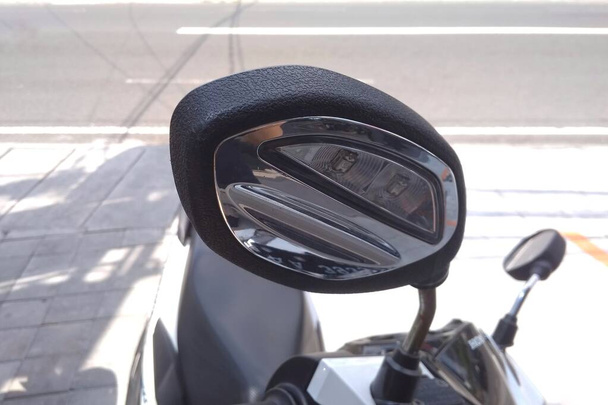 El espejo retrovisor de la moto y el lado opuesto están equipados con señales de giro para girar. - Foto, imagen