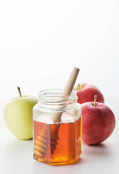 Fiesta judía Rosh Hashaná fondo con miel y manzanas sobre fondo blanco. - Foto, Imagen