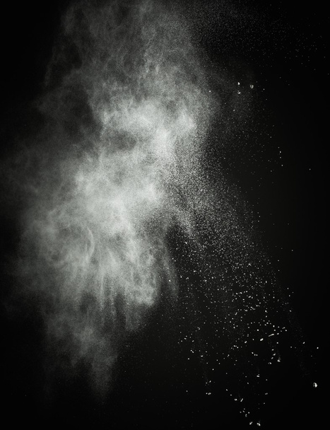 Polvo blanco explotando aislado en negro
 - Foto, Imagen