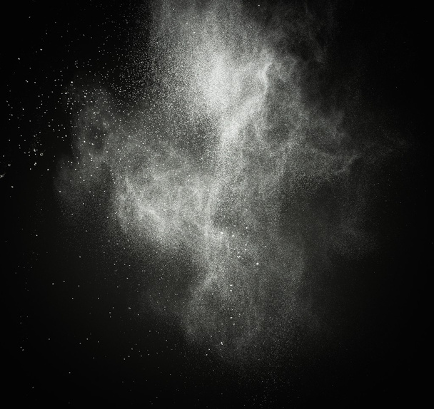Білий порошок вибуху ізольований на чорному
 - Фото, зображення